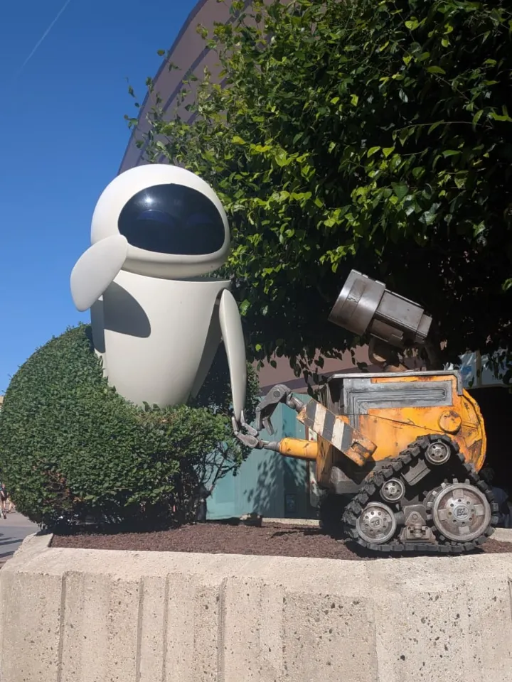 WALL-E and EVE Statues - image 1
