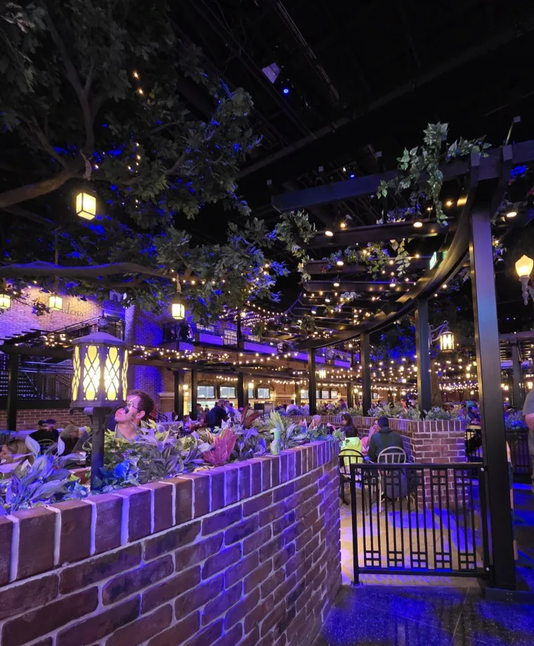 The Hollywood Gardens Restaurant - image 2