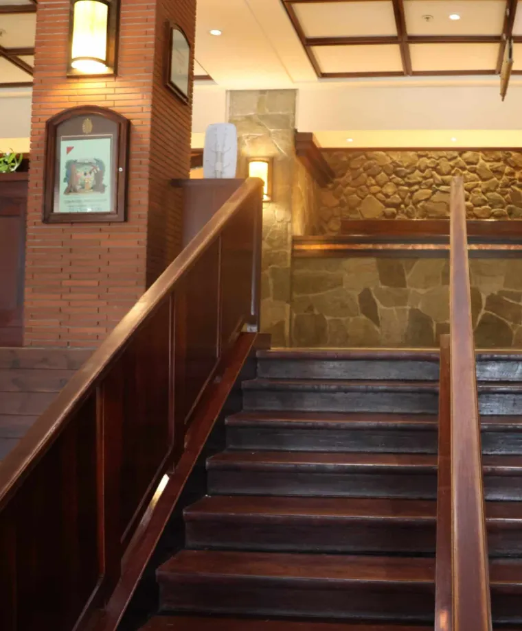 Redwood Bar and Lounge - image 1