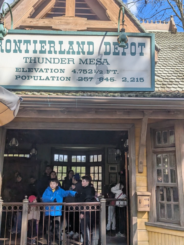 Disneyland Railroad Frontierland Depot - image 1